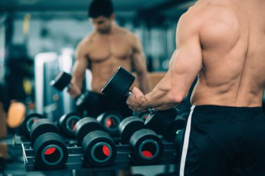 spor salonunda egzersiz kas adam