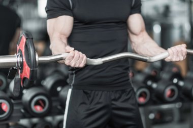  barbell ile çalışma dışarı adam