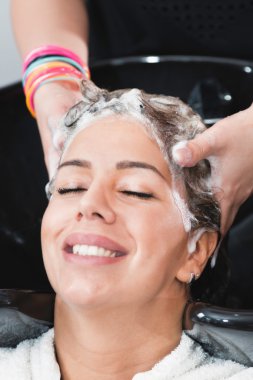 salonda saç yıkama 