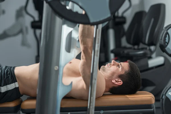 운동 하는 근육 질의 남자 — 스톡 사진