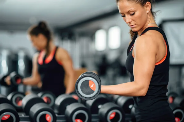 Atleta feminina se exercitando no ginásio moderno — Fotografia de Stock