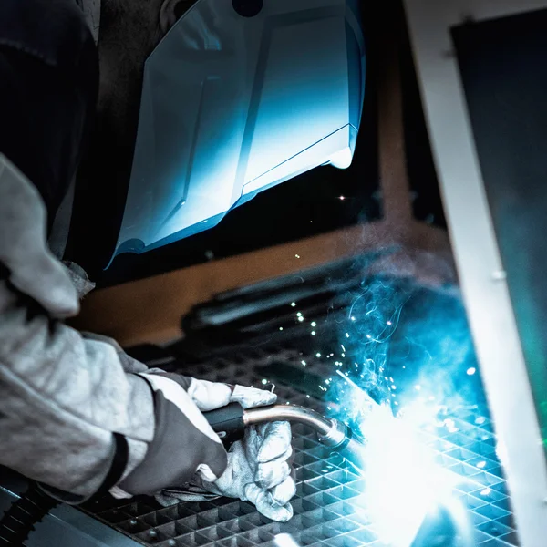 Trabalhador de metal com vestuário de trabalho de proteção — Fotografia de Stock