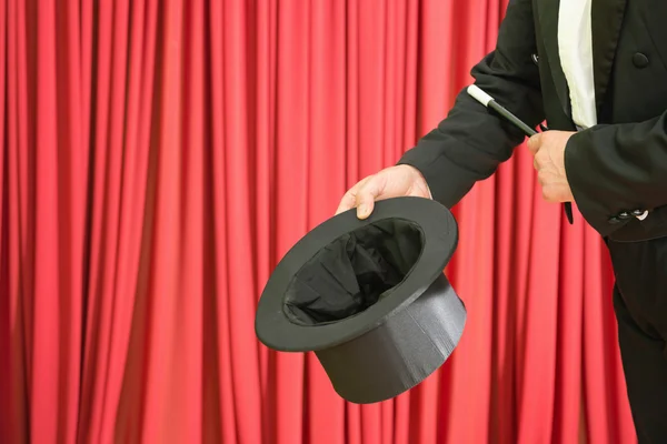 Mágico mostrando chapéu superior vazio — Fotografia de Stock