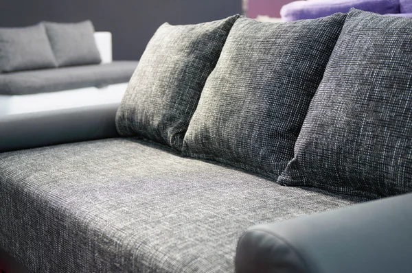 Удобный серый диван — стоковое фото