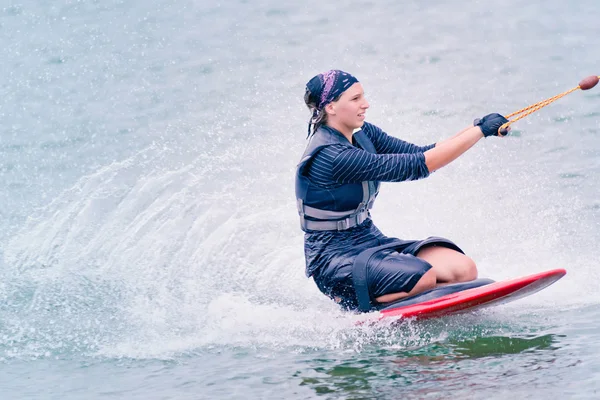 Vrouw kneeboarding op meer — Stockfoto