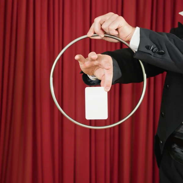 Kouzelnický trik s kroužkem a prázdné vizitky — Stock fotografie