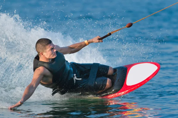 Man kneeboarding stunt doen — Stockfoto