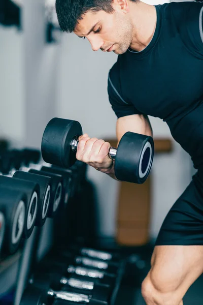 Campeão de musculação fazendo exercício bíceps — Fotografia de Stock