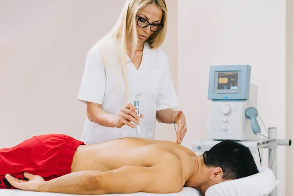 Trattamento con tecnologia laser terapeutica — Foto Stock