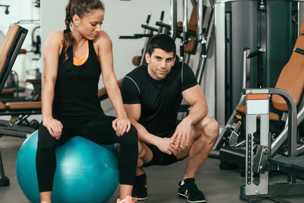 Instrutores de fitness pessoal no ginásio moderno — Fotografia de Stock