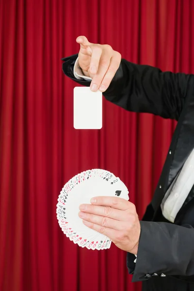 जादूगर कार्ड खेलने के साथ चाल प्रदर्शन कर रहा है — स्टॉक फ़ोटो, इमेज