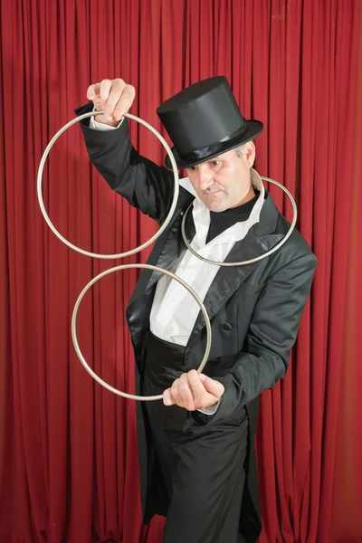 Mágico fazendo clássico truque de magia — Fotografia de Stock