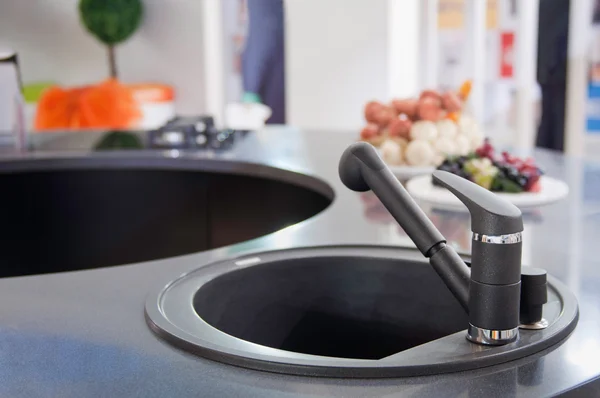 Torneira de cozinha moderna — Fotografia de Stock