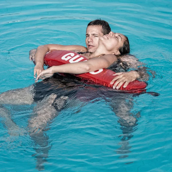 Lifeguard rescuing victim water — Stock Photo, Image