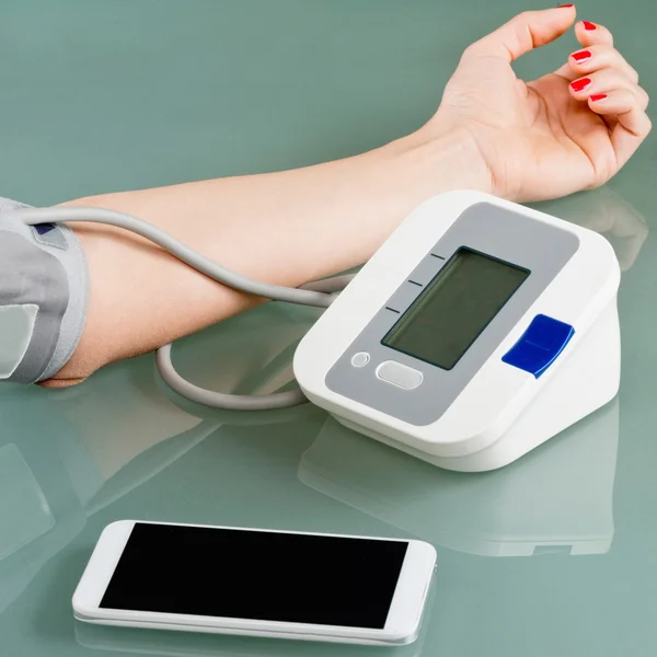 Mulher medir a pressão arterial — Fotografia de Stock