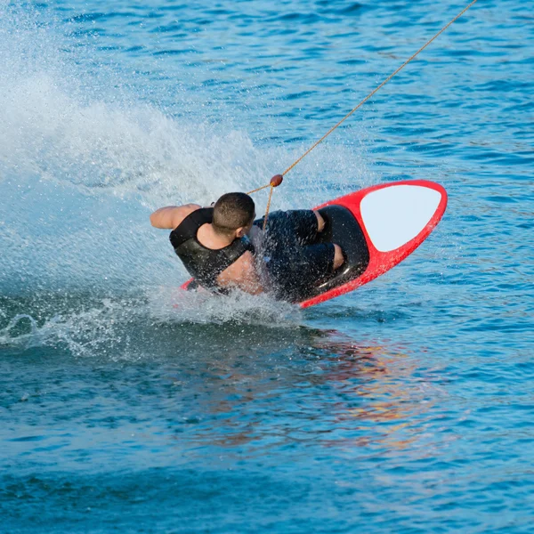 Mannelijke Kneeboarder op hoge snelheid — Stockfoto