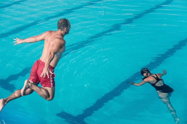 Salto salva-vidas para resgatar — Fotografia de Stock