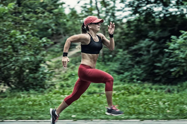 Athlète féminine courir — Photo