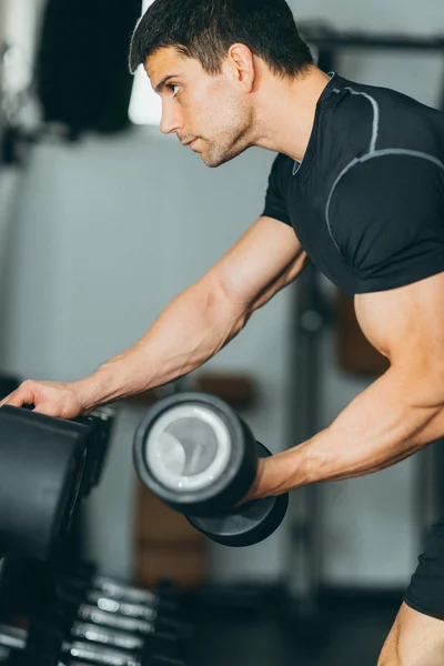 Exercising in the gym — Stock Photo, Image