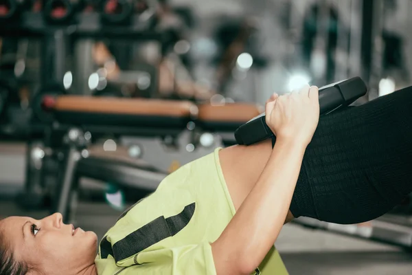 Entraînement d'athlète féminine au gymnase — Photo