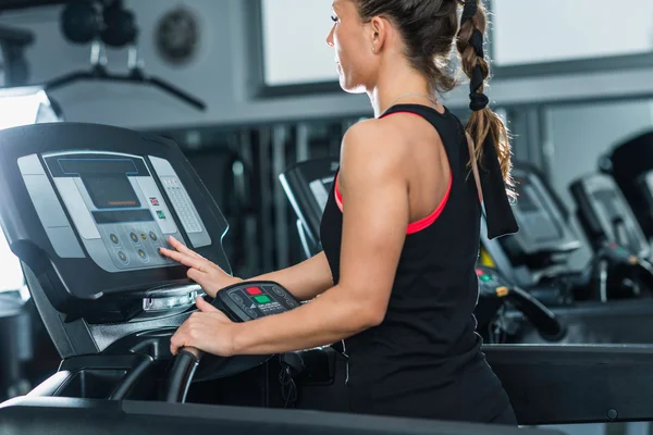 Female athlete on treadmill — Stock Photo, Image