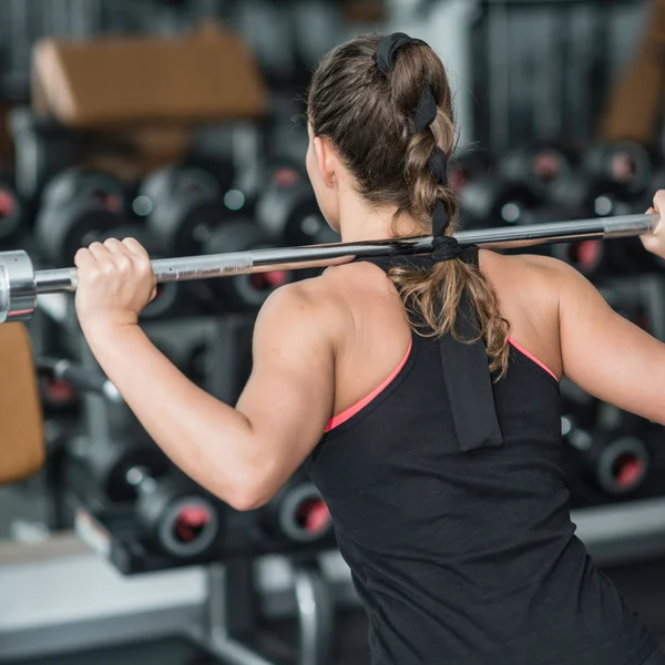 Νεαρή γυναίκα με Ολυμπιακής που barbell — Φωτογραφία Αρχείου