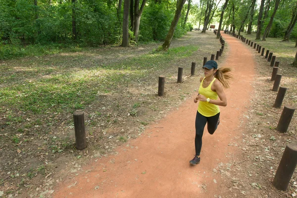 Młoda kobieta joggingu — Zdjęcie stockowe