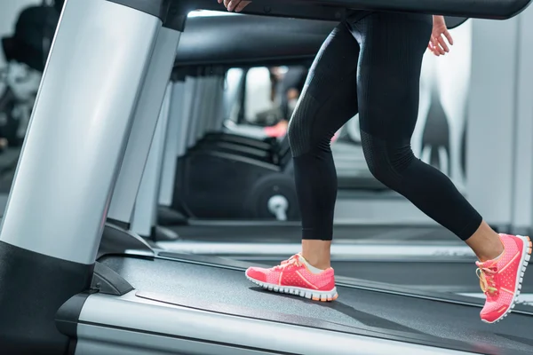 Woman using incline threadmill — Stock Photo, Image