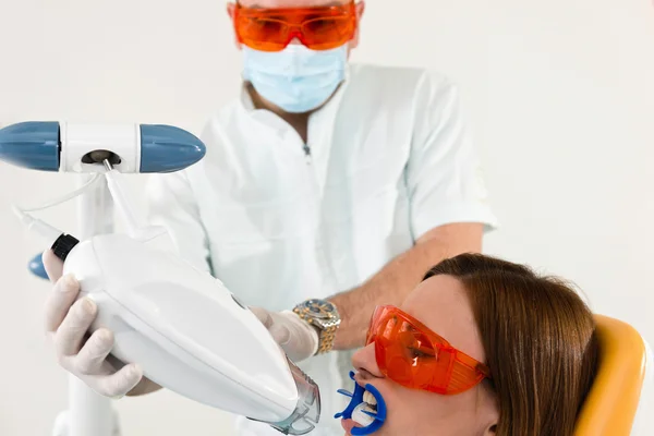 Trattamento sbiancamento dei denti laser — Foto Stock