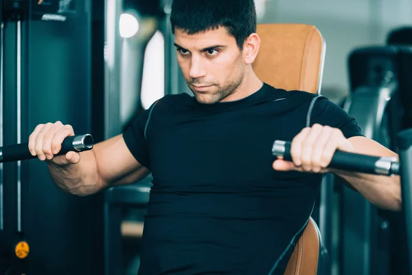 Männlicher Athlet beim Training auf Brustpresse — Stockfoto