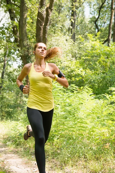 Žena, jogging a poslech hudby — Stock fotografie