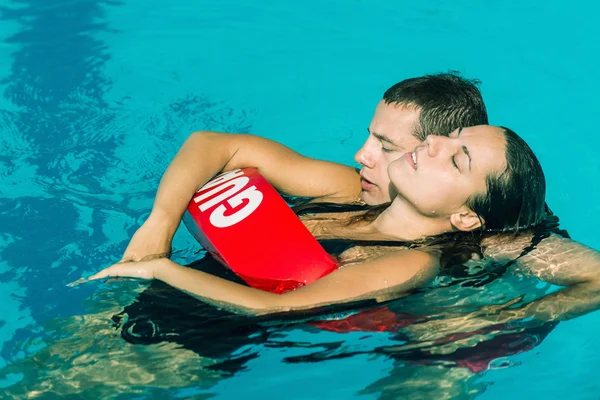 Lifeguard rescuing victim — Stock Photo, Image