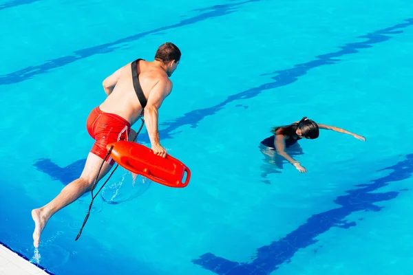 Sauveteur entrant dans l'eau — Photo