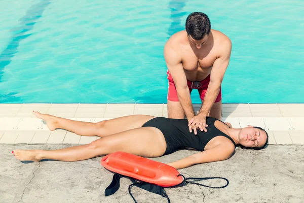 Lifeguard göra återupplivning förfarande — Stockfoto