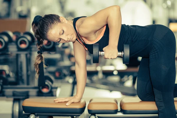 Atleta feminina se exercitando no ginásio moderno — Fotografia de Stock