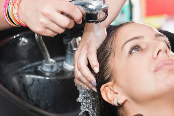 Haare waschen im Salon — Stockfoto