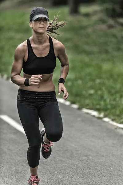 Mujer joven corriendo en el parque — Foto de Stock