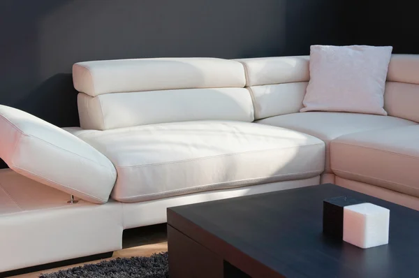 Comfortabele lederen sofa — Stockfoto