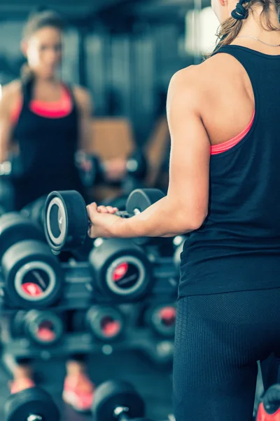 Mujer haciendo ejercicio con pesas — Foto de Stock