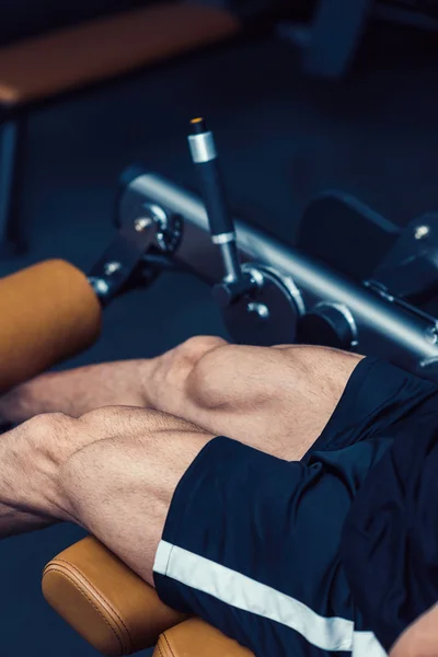 Homem muscular se exercitando no ginásio — Fotografia de Stock