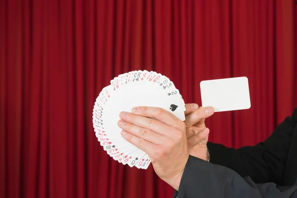 Фокусник, що показує порожню картку — стокове фото