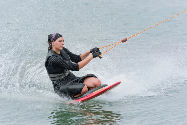 Vrouw kneeboarding op meer — Stockfoto