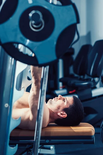 운동 하는 근육 질의 남자 — 스톡 사진