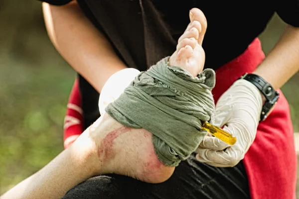 Första hjälpen skada behandling — Stockfoto