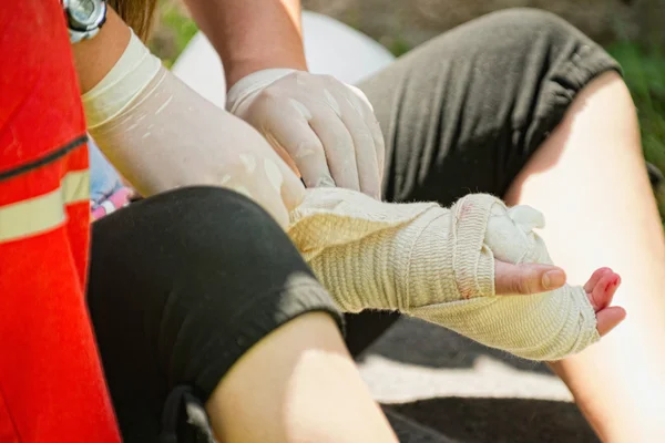 Erste-Hilfe-Behandlung — Stockfoto