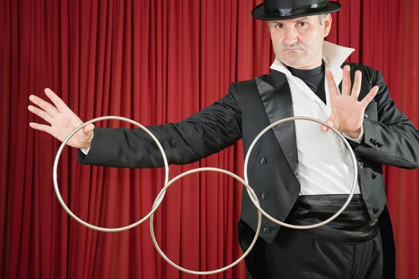 Magician performing classic trick with rings — Stock Photo, Image