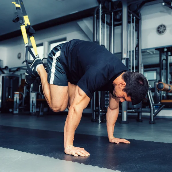 Atleta masculino en TRX Suspension Training —  Fotos de Stock