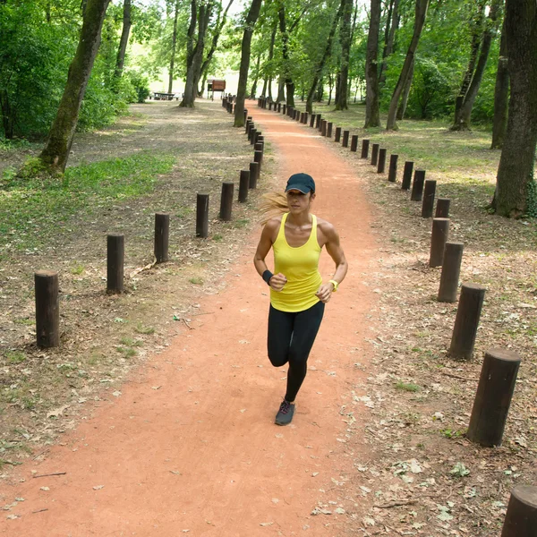 Žena jogging v parku — Stock fotografie