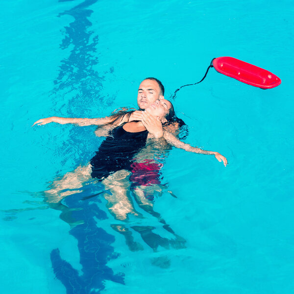 Спасатель вытаскивает жертву
