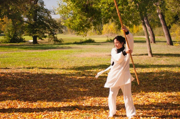 Женщина с палкой для тренировки кунг-фу — стоковое фото